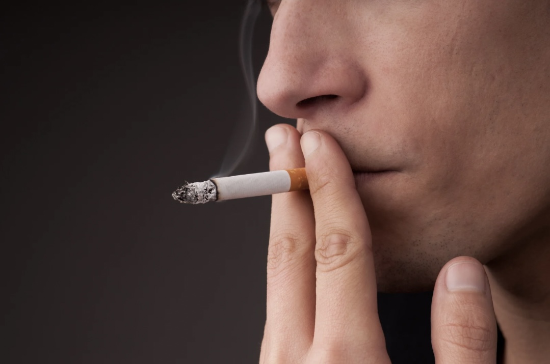 Junger Mensch raucht Zigarette