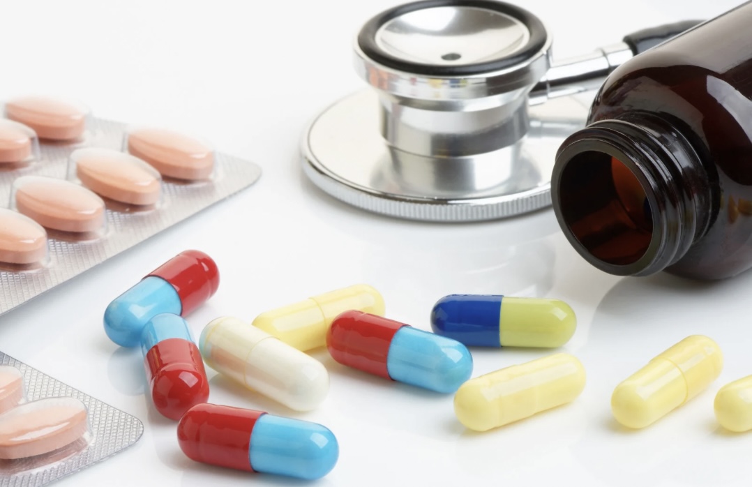 Mehrere verschiedene Tabletten auf einem Tisch ausgebreitet