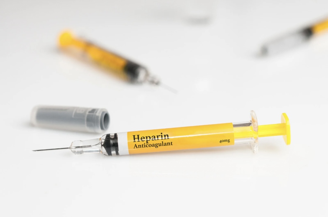 Beispiel einer Heparin-Spritze, einem Antikoagulans zur Blutverdünnung und Vorbeugung von Blutgerinnseln.